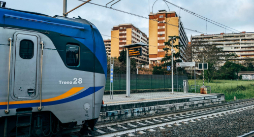 Aggressione su un Treno a Napoli: La Violenza a Danno del Capotreno e del Macchinista